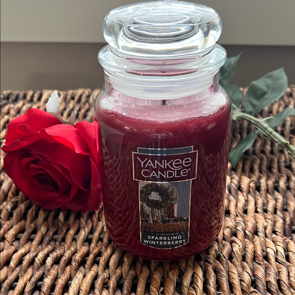 Yankee Candle Sparkling Winterberry Jar - Deep Red